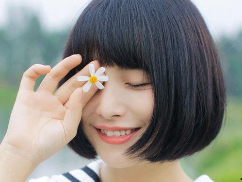 短发可爱女生网红吃瓜,可爱瞬间引网友热议