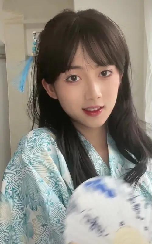 男扮女装直播网红吃瓜