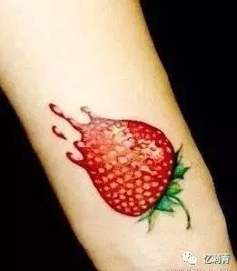 纹身女的网红吃瓜图片