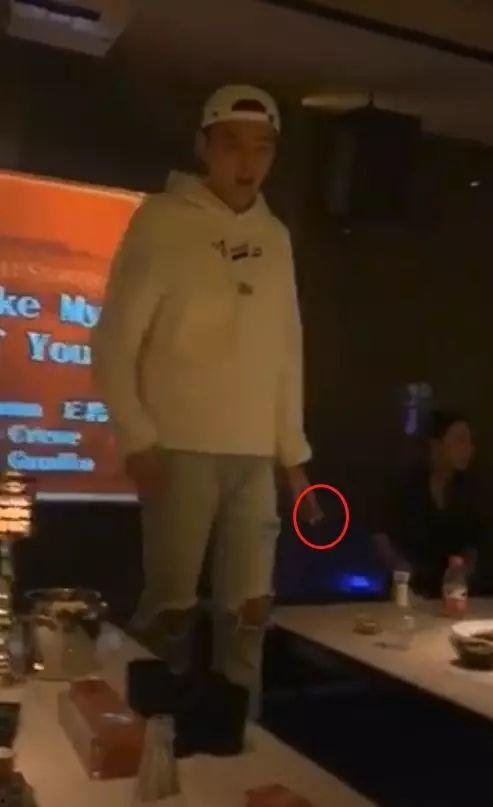 网红吃瓜白色衣服视频,白色衣服成焦点，视频引发热议